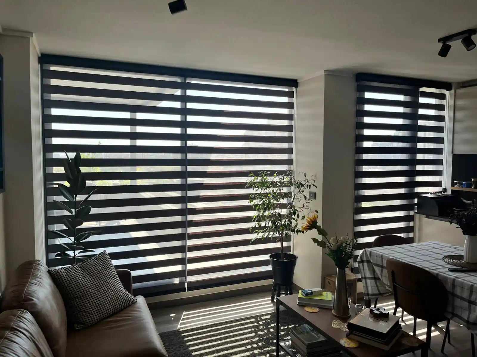 Elegante habitación con cortinas roller 1